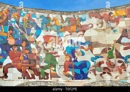 Die sozialistische Kunst des Vertrags von Georgievsk oder Freundschaft Denkmal auf die georgische Armee Highway Jvari, Gudauri, Georgien (Land) Stockfoto