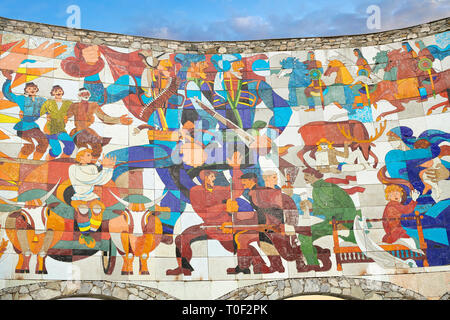 Die sozialistische Kunst des Vertrags von Georgievsk oder Freundschaft Denkmal auf die georgische Armee Highway Jvari, Gudauri, Georgien (Land) Stockfoto