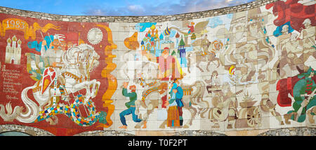 Die sozialistische Kunst des Vertrags von Georgievsk oder Freundschaft Denkmal auf die georgische Armee Highway Jvari, Gudauri, Georgien (Land) Stockfoto