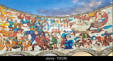 Die sozialistische Kunst des Vertrags von Georgievsk oder Freundschaft Denkmal auf die georgische Armee Highway Jvari, Gudauri, Georgien (Land) Stockfoto