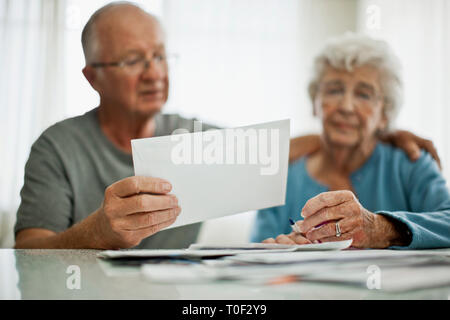 In dem Bestreben, ältere Paare sind besorgt über eine Rechnung, die Sie erhalten haben. Stockfoto