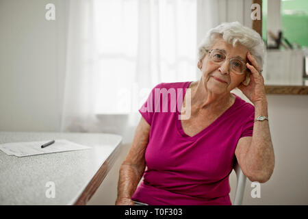 Porträt einer aufgewühlten Suche ältere Frau. Stockfoto