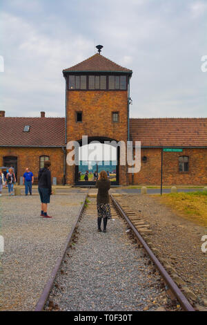 Oswiecim, Polen - 11. Juli 2018. Ein Besucher nimmt Fotos der Haupteingang und Wachturm an der Birkenau-Auschwitz II Konzentrationslager Stockfoto