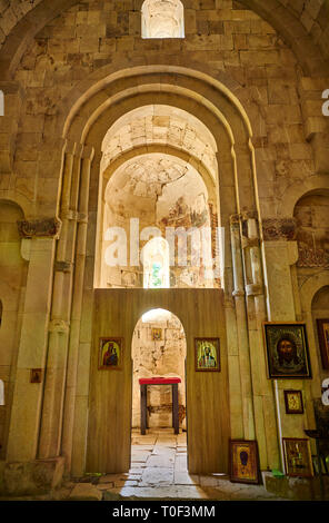 Bild des Erzengels georgisch-orthodoxen Kirche Innenraum georgianische Fassade mit Blick auf den Altar Apsis, 10. Jahrhundert, Krikhi, Georgien Stockfoto