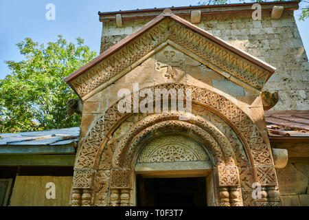 Bilder der Erzengel georgisch-orthodoxen Kirche georgianische Fassade relief Steinmetzarbeiten des Südens Tür, 10. Jahrhundert, Krikhi, Georgien Stockfoto