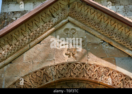 Bilder der Erzengel georgisch-orthodoxen Kirche georgianische Fassade relief Steinmetzarbeiten des Südens Tür, 10. Jahrhundert, Krikhi, Georgien Stockfoto