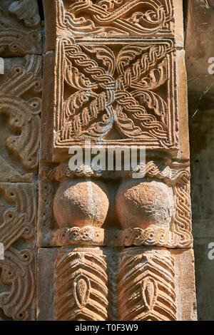 Bilder der Erzengel georgisch-orthodoxen Kirche georgianische Fassade relief Steinmetzarbeiten des Südens Tür, 10. Jahrhundert, Krikhi, Georgien Stockfoto