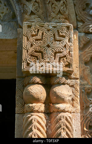 Bilder der Erzengel georgisch-orthodoxen Kirche georgianische Fassade relief Steinmetzarbeiten des Südens Tür, 10. Jahrhundert, Krikhi, Georgien Stockfoto