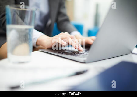 Geschäftsfrau Eingabe Closeup Stockfoto