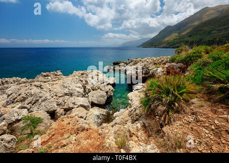 Meer Naturpark mit Küste Klippen, seltene Pflanzen, Museen, Picknickplätze & Wanderwege zum Meer. Naturschutzgebiet Zingaro in Sizilien Stockfoto