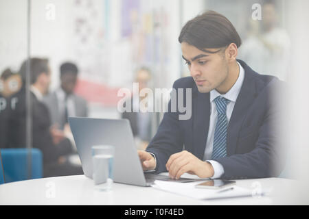 Mitte - östliche Geschäftsmann mit Laptop Stockfoto
