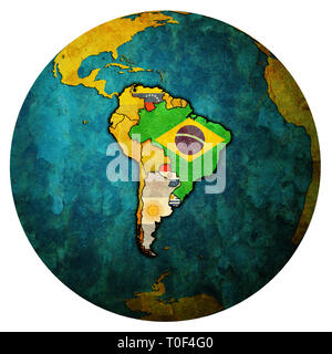 Flaggen der Mitgliedstaaten des Mercosur offiziell als Südlichen Gemeinsamen Markt auf die politische Karte von Welt Stockfoto