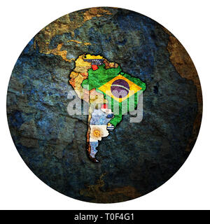 Flaggen der Mitgliedstaaten des Mercosur offiziell als Südlichen Gemeinsamen Markt auf die politische Karte von Welt Stockfoto