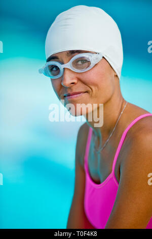 Porträt einer Frau mittleren Alters tragen Badekappe und Schutzbrille. Stockfoto