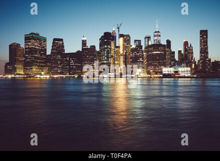 Manhattan an der blauen Stunde, Farbe getonte Bild, New York City, USA. Stockfoto