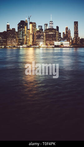 Manhattan an der blauen Stunde, Farbe getonte Bild, New York City, USA. Stockfoto