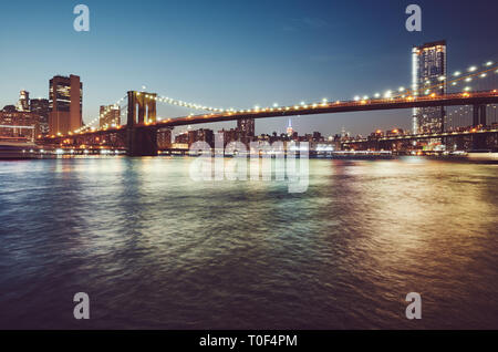 Brooklyn Bridge an der blauen Stunde, Farbe getonte Bild, New York City, USA. Stockfoto