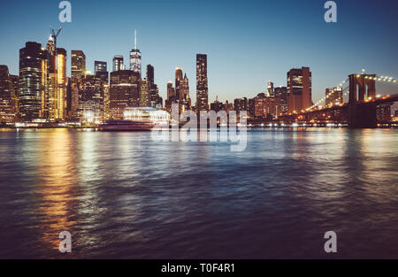 Manhattan an der blauen Stunde, Farbe getonte Bild, New York City, USA. Stockfoto