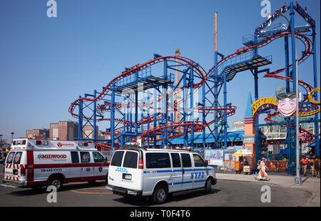 New York, USA - Juli 02, 2018: ein Krankenwagen und NYPD Fahrzeug vor Coney Island Amusement Park geparkt. Stockfoto