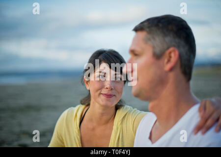 Ehepaar romantische Tag am Strand genießen. Stockfoto