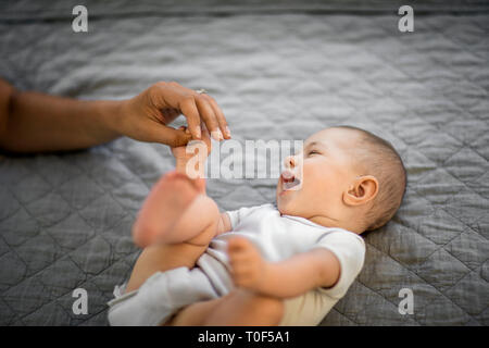 Baby's Holding Mutter Hand. Stockfoto