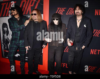 HOLLYWOOD, CA - 18. März: (L-R) Nikki Sixx, Vince Neil, Tommy Lee, Mick Mars und von Mötley Crüe Ankommen bei der Premiere der von Netflix "Schmutz" an ArcLight Hollywood am 18. März 2019 in Hollywood, Kalifornien. Stockfoto