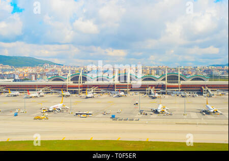 ISTANBUL, Türkei - 23. MAI 2017: Flugzeuge am Flugplatz von Istanbul International Airport, Stadtbild im Hintergrund, Türkei Stockfoto