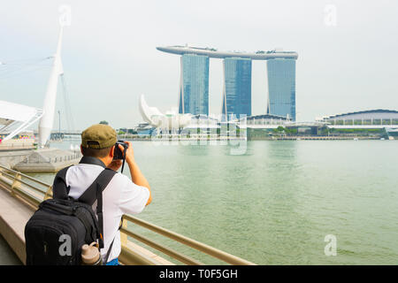 Singapur - Januar 14, 2017: Ansicht der Rückseite des Tourist mit Rucksack, Bild von Marina Bay Sands Resort und Artscience Museum - Wahrzeichen von Stockfoto