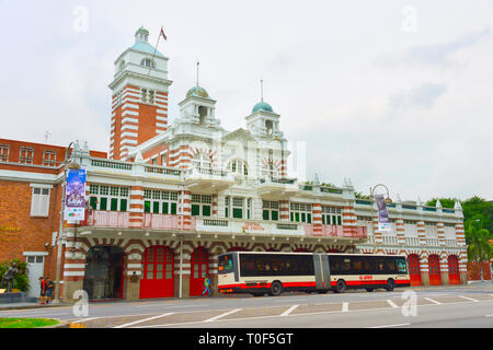 Singapur - Januar 14, 2017: City Bus Stop durch zentrale Feuerwache Gebäude von Singapur Stockfoto