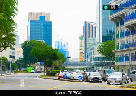 Singapur - Januar 14, 2017: Metropolis Stadtbild, Autos und grüne Ampel auf der Straße der Innenstadt Straße Stockfoto