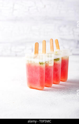 Hausgemachte Eis am Stiel in Form von Wassermelone Stockfoto