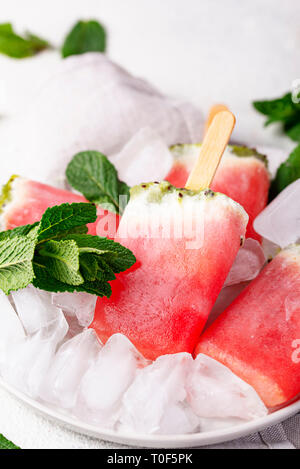 Hausgemachte Eis am Stiel in Form von Wassermelone Stockfoto