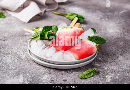 Hausgemachte Eis am Stiel in Form von Wassermelone Stockfoto