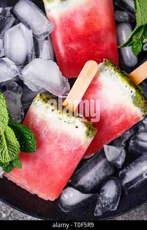 Hausgemachte Eis am Stiel in Form von Wassermelone Stockfoto