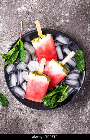 Hausgemachte Eis am Stiel in Form von Wassermelone Stockfoto