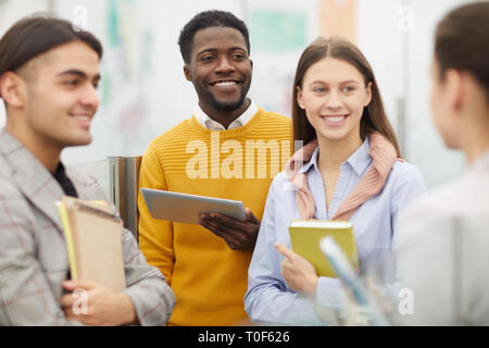 Gruppe von Studenten in der Hochschule Stockfoto