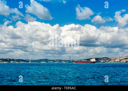 Istanbul, Türkei, 06. Juli 2016: Schiff auf den Bosporus. Stockfoto