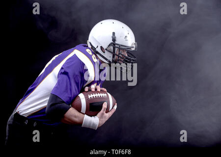 American Footballer laufen schnell Stockfoto