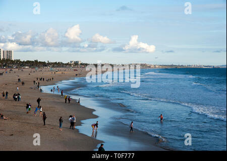 Blick auf den Strand von Santa Monica Pier Blick nach Süden in Richtung Venice Beach. Stockfoto