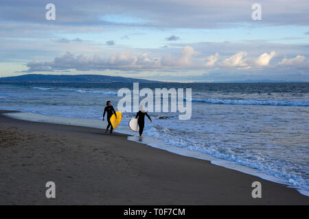 Surfer am Strand von Santa Monica mit Palos Verdes Halbinsel im Hintergrund Stockfoto