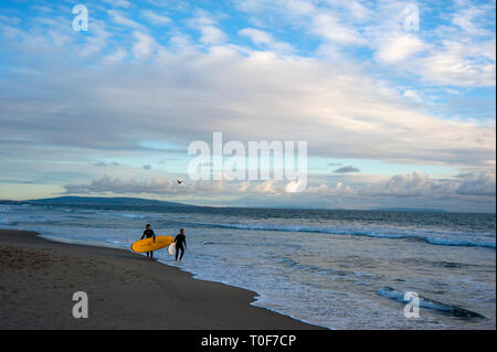 Surfer am Strand von Santa Monica mit der Palos Verdes Halbinsel im Hintergrund Stockfoto