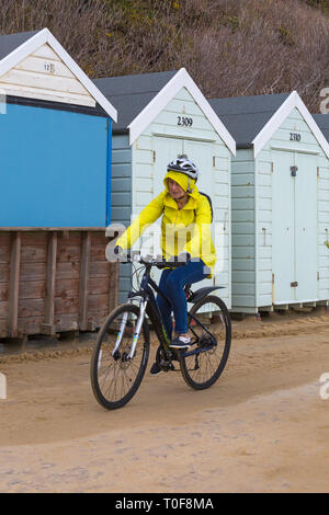 Bournemouth, Dorset, Großbritannien. 19. Mär 2019. UK Wetter: bewölkt und bedeckt mit etwas Nieselregen und einer kurzen Zauber der Sonnenschein in Bournemouth Strände, als Besucher venture zum Meer. Credit: Carolyn Jenkins/Alamy leben Nachrichten Stockfoto