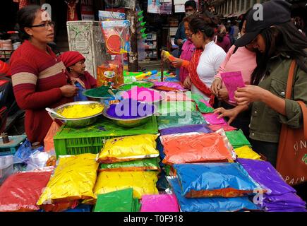 Kathmandu, Nepal. 19 Mär, 2019. Menschen kaufen farbige Pulver am lokalen Markt am Vorabend der Holi Festival in Kathmandu, Nepal, 19. März 2019. Der Hindu Festival von Holi, oder das Festival der Farben, gefeiert wird in ganz Nepal am 20. März dieses Jahres. Credit: Sunil Sharma/Xinhua/Alamy leben Nachrichten Stockfoto