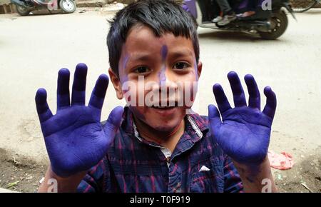 Kathmandu, Nepal. 19 Mär, 2019. Eine Nepalesische kid zeigt seine Hände mit Farbe am lokalen Markt malte am Vorabend der Holi Festival in Kathmandu, Nepal, 19. März 2019. Der Hindu Festival von Holi, oder das Festival der Farben, gefeiert wird in ganz Nepal am 20. März dieses Jahres. Credit: Sunil Sharma/Xinhua/Alamy leben Nachrichten Stockfoto