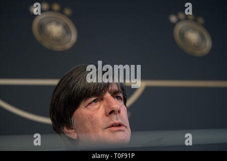 Wolfsburg, Deutschland. 19 Mär, 2019. Bundestrainer Joachim niedrig auf der heutigen Pressekonferenz vor dem Freundschaftsspiel gegen Serbien. Credit: Swen Pförtner/dpa/Alamy leben Nachrichten Stockfoto