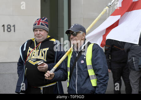 London, Großbritannien. 19 Mär, 2019. Godards Unterstützer gesehen am Amtsgericht Westminster. Brexit Demonstrant ankommen und führendes Mitglied der "Gelbe Weste UK'' Bewegung James Goddard am Amtsgericht Westminster, wo er für belästigende MP Anna Soubry außerhalb des Parlaments aufgeladen wurde, und er wird auch von zwei öffentlichen Ordnung Straftaten gegen einen Polizisten vorgeworfen. Nur wenige Anhänger der Goddard, wo außerhalb Amtsgericht Westminster vorhanden. Credit: ZUMA Press, Inc./Alamy leben Nachrichten Stockfoto