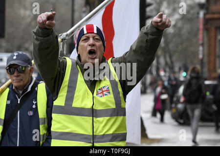 London, Großbritannien. 19 Mär, 2019. Godards Anhänger tragen gelbe Weste gesehen am Amtsgericht Westminster während riefen Parolen. Brexit Demonstrant und führendes Mitglied der "Gelbe Weste UK'' Bewegung James Goddard erschien am Amtsgericht Westminster, wo er für belästigende MP Anna Soubry außerhalb des Parlaments erhoben wurde, und er wird auch von zwei öffentlichen Ordnung Straftaten gegen einen Polizisten vorgeworfen. Nur wenige Anhänger der Goddard, wo außerhalb Amtsgericht Westminster vorhanden. Credit: ZUMA Press, Inc./Alamy leben Nachrichten Stockfoto