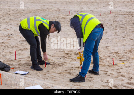 Bournemouth, Dorset, Großbritannien. 19. Mär 2019. Viele Aktivitäten auf und rund um den Strand, als Studenten von der Universität von East London durchführen engineering Vermessung Feld zu arbeiten, als Teil Ihres Studiums für ein Pflichtfeld Kurs im Land und Engineering Vermessung. Credit: Carolyn Jenkins/Alamy leben Nachrichten Stockfoto