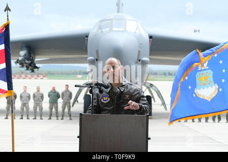 RAF Fairford, Gloucestershire, UK. 19. März 2019. Generalleutnant Jeffrey Harrigian, stellvertretender Kommandeur der US-Luftwaffe in Europa - Luftstreitkräfte Afrika begrüßt ein Bomber Task Force Einsatz von sechs Boeing B-52 H Stratofortress Flugzeuge auf RAF Fairford aus dem 2.Bombe Flügel in Louisiana, USA - der größte Einsatz der B-52 in Großbritannien seit der Operation Iraqi Freedom im Jahr 2003. Die Flugzeuge werden führen Sie Schulungen Einsätze über die Ostsee, in Mitteleuropa, im östlichen Mittelmeer und Marokko. Credit: Steven Mai/Alamy leben Nachrichten Stockfoto