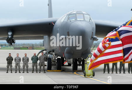 RAF Fairford, Gloucestershire, UK. 19. März 2019. RAF Fairford begrüßt ein Bomber Task Force Einsatz von sechs Boeing B-52 H Stratofortress Flugzeuge auf RAF Fairford aus dem 2.Bombe Flügel in Louisiana, USA - der größte Einsatz der B-52 in Großbritannien seit der Operation Iraqi Freedom im Jahr 2003. Die Flugzeuge werden führen Sie Schulungen Einsätze über die Ostsee, in Mitteleuropa, im östlichen Mittelmeer und Marokko. Credit: Steven Mai/Alamy leben Nachrichten Stockfoto